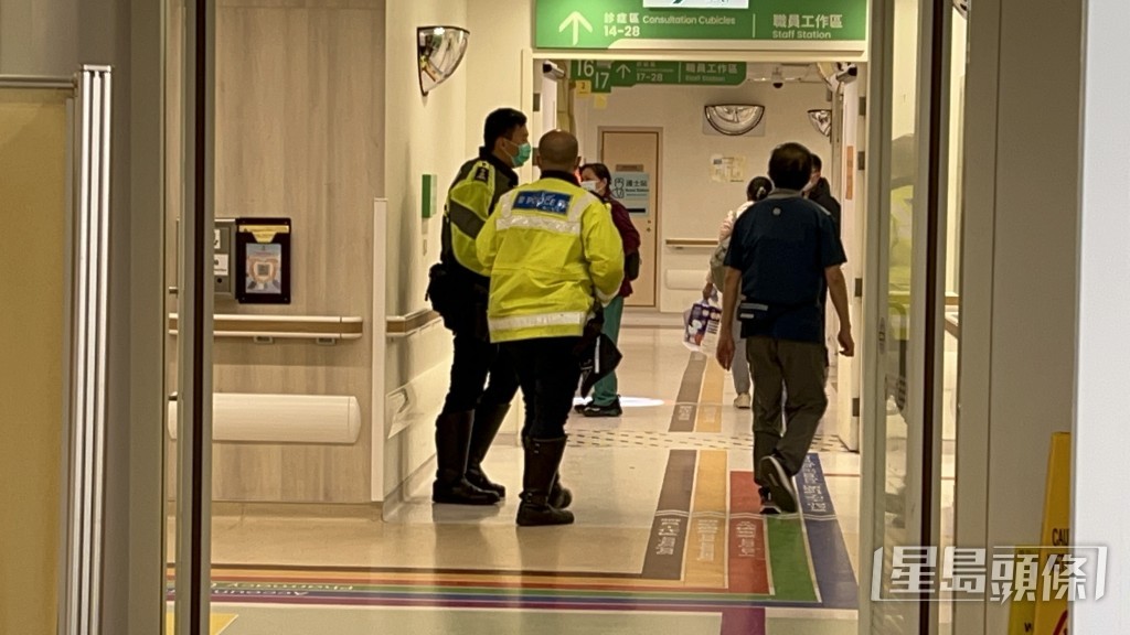 過路女子送院救治。楊偉亨攝