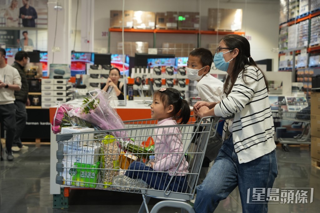 市民一家齊逛Costco。吳艷玲攝 市民一家齊逛Costco。吳艷玲攝