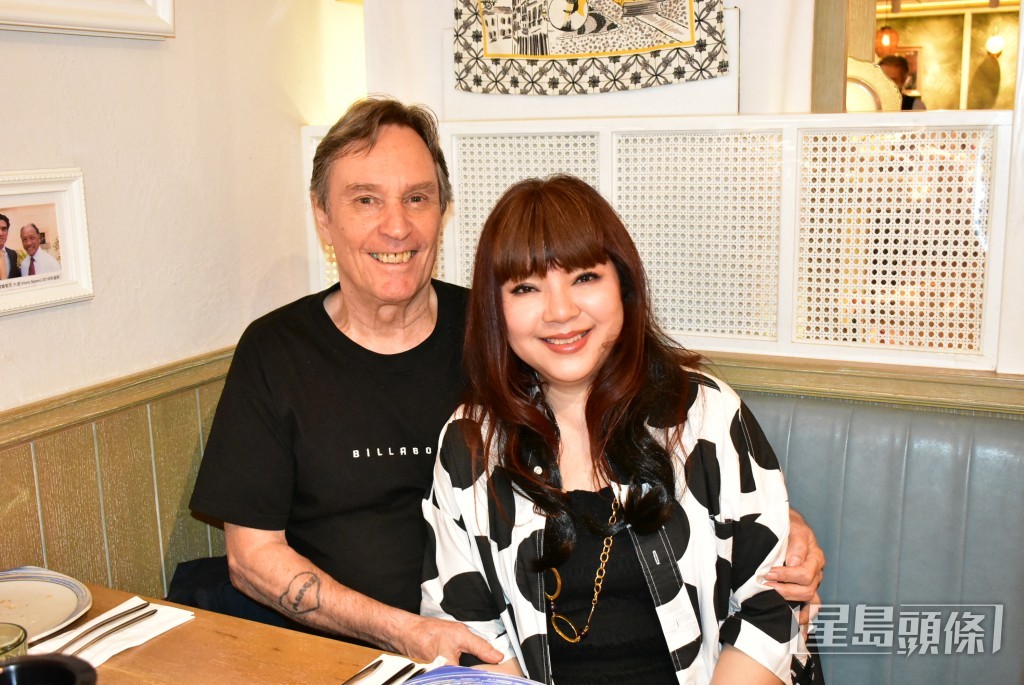 当日Perry陪埋老婆做访问，两公婆有影皆双。