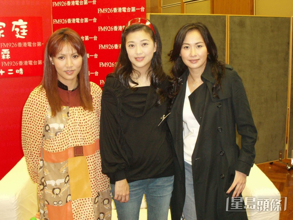 關淑怡早年與多位歌手同效力寶麗金唱片公司，劉小慧、湯寶如及黎瑞恩曾是她的師妹。