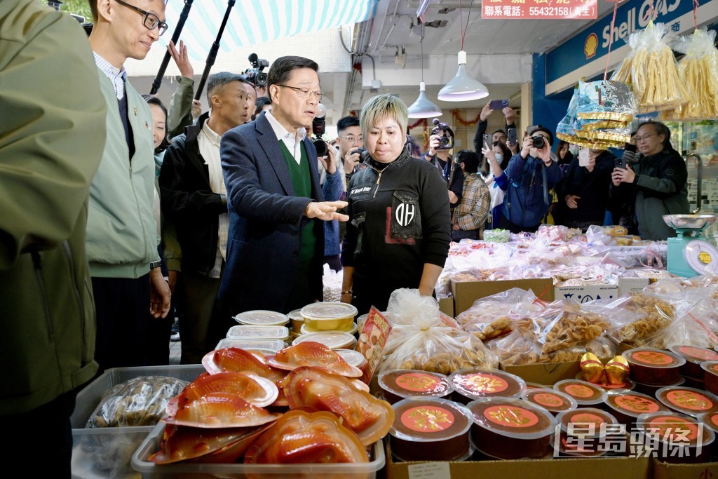 李家超在爱民邨商店买萝卜糕。苏正谦摄 李家超在爱民邨商店买萝卜糕。苏正谦摄
