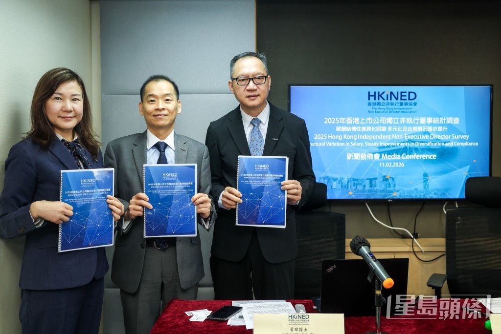 左起： 香港獨立非執行董事協會副會長暨商業價值評估委員會主席黃瑋；會長楊志達；市場及傳媒委員會主席王澤森。何家豪攝  