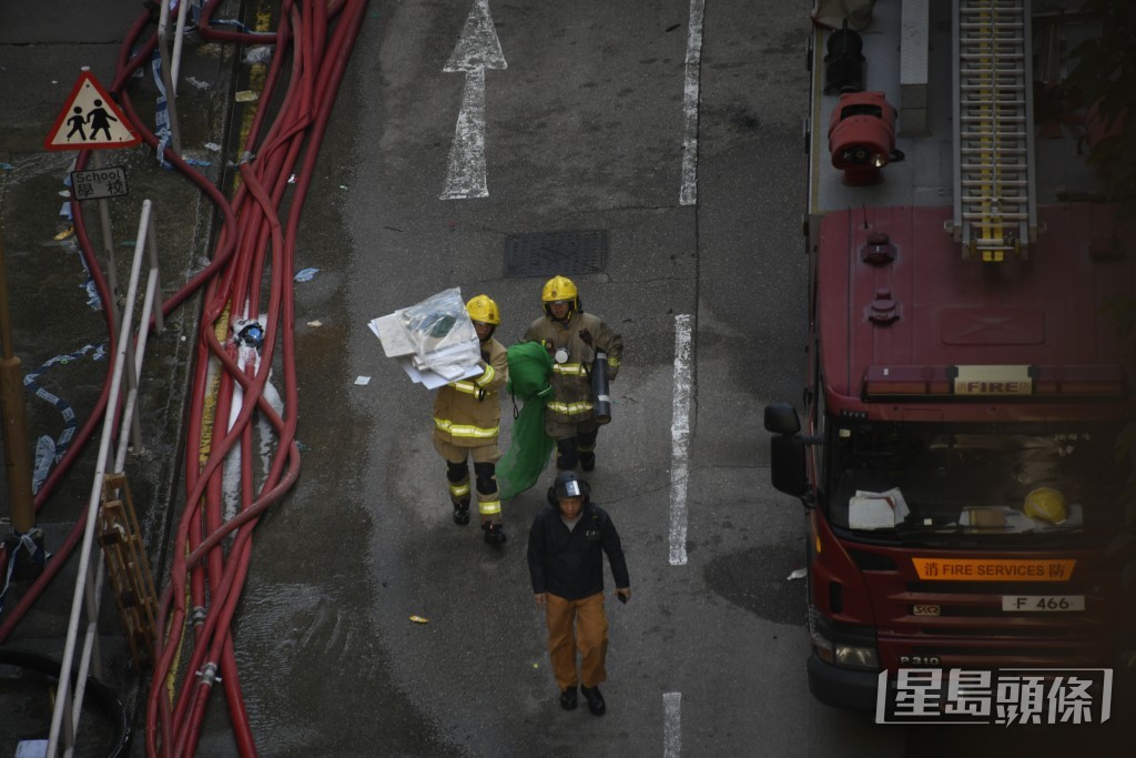 消防檢走一批物料。楊偉亨攝