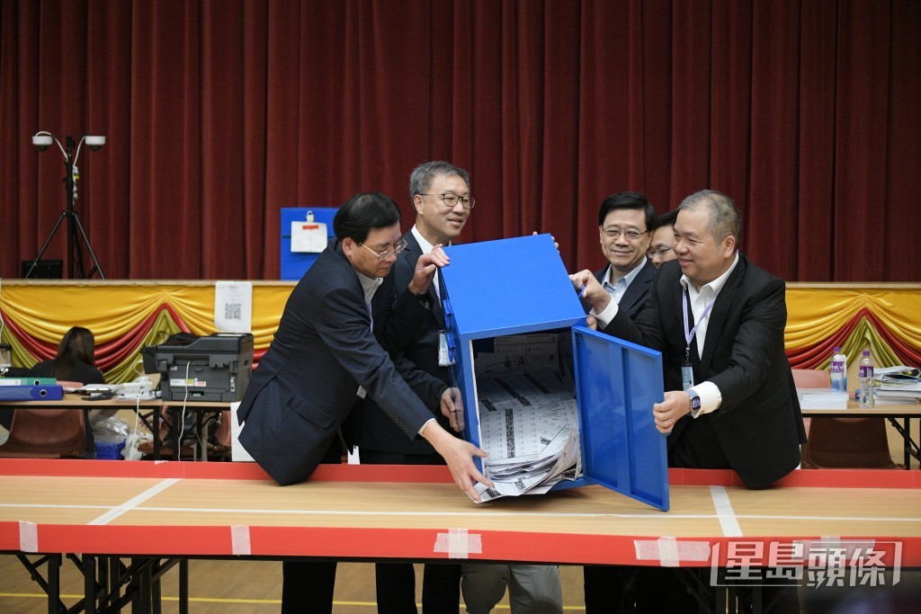 特首李家超到皇仁書院票站開票。陳浩元攝