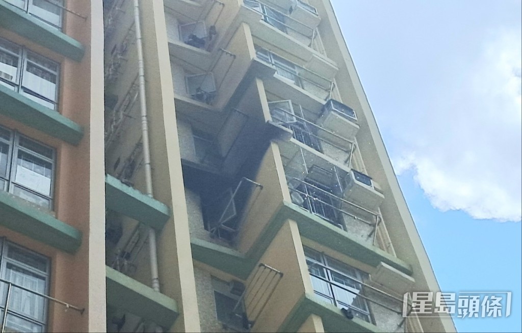 起火單位冒出濃煙。林思明攝 起火單位冒出濃煙。林思明攝
