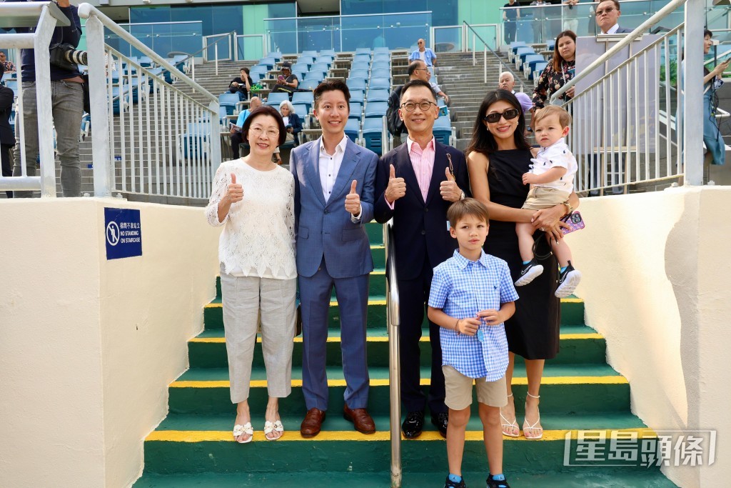史昊洺跟不少親友在馬場。 史昊洺跟不少親友在馬場。