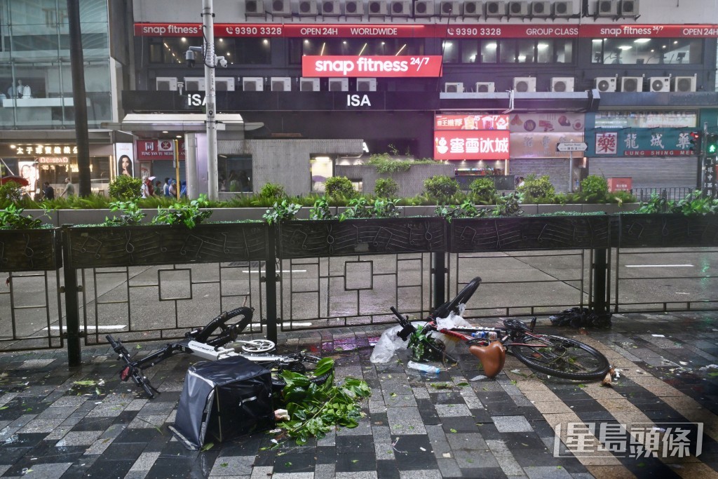 彌敦道行人路遍布樹枝垃圾。劉駿軒攝 彌敦道行人路遍布樹枝垃圾。劉駿軒攝