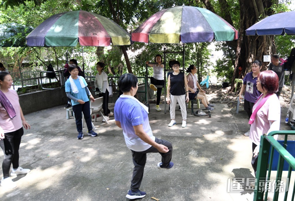 當區街坊都會在該處運動。 當區街坊都會在該處運動。