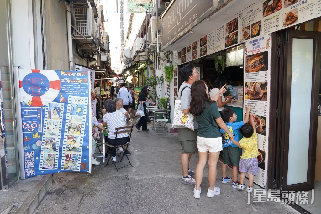 不少市民及遊客選擇到西貢郊遊，帶旺附近食肆生意。