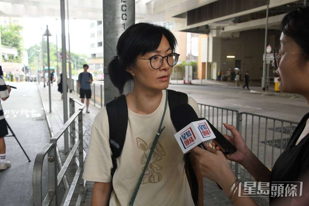 劉小姐認為更換工程進度「慢咗少少」，應進一步加快。