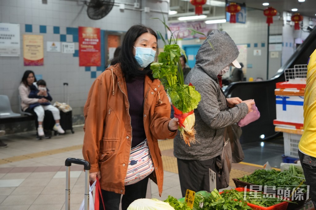菜檔、海鮮檔及雞檔不時需要排隊。吳艷玲攝 菜檔、海鮮檔及雞檔不時需要排隊。吳艷玲攝