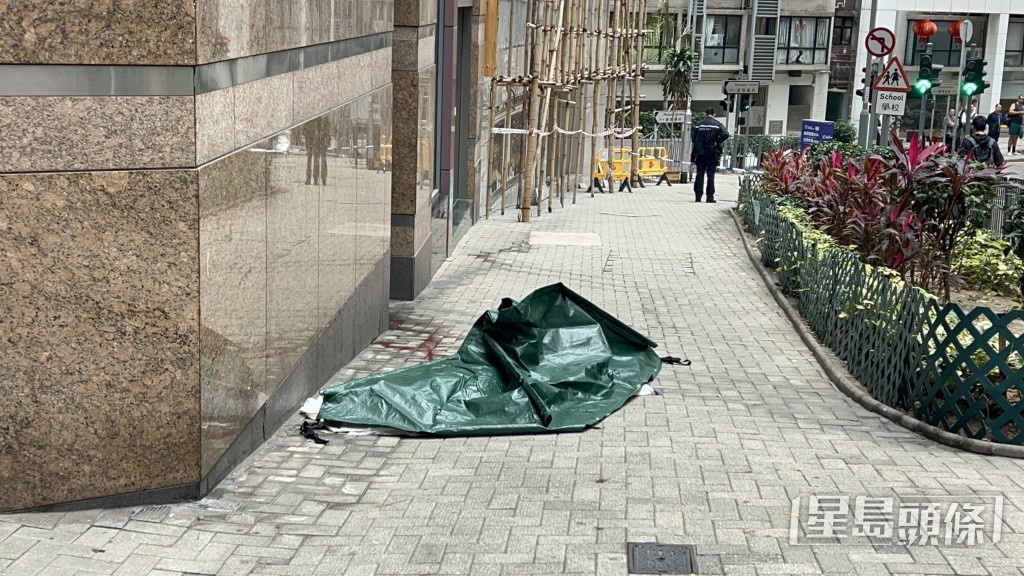 墮樓女子當場不治。楊偉亨攝