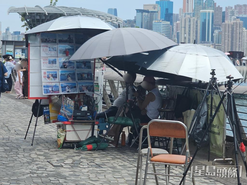 尖沙咀星光大道金像獎女神銅像至天星碼頭沿路有攝影攤檔,稱提供即影即有收費攝影服務。 尖沙咀星光大道金像獎女神銅像至天星碼頭沿路有攝影攤檔,稱提供即影即有收費攝影服務。