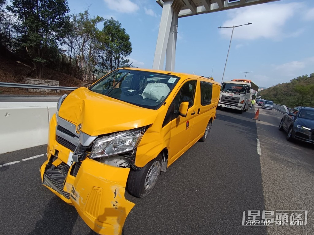 青馬管制區工程車車頭損毀。 青馬管制區工程車車頭損毀。