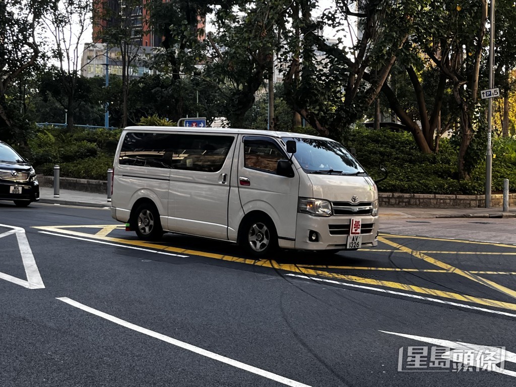 记者今前往运输署油塘驾驶考试中心察看，发现现场的驾驶专用车均符合新规定，没有加装“外挂”。