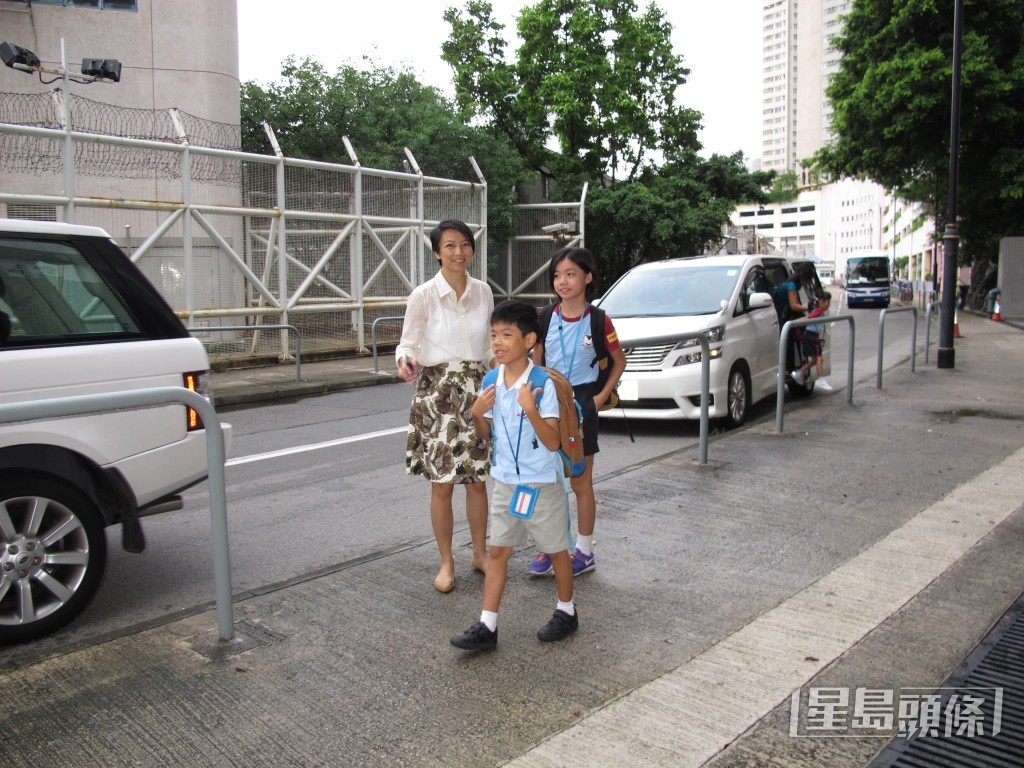 楊婉儀早年曾被捕獲送仔女返港，兩個小朋友當時就讀滬江維多利亞學校。