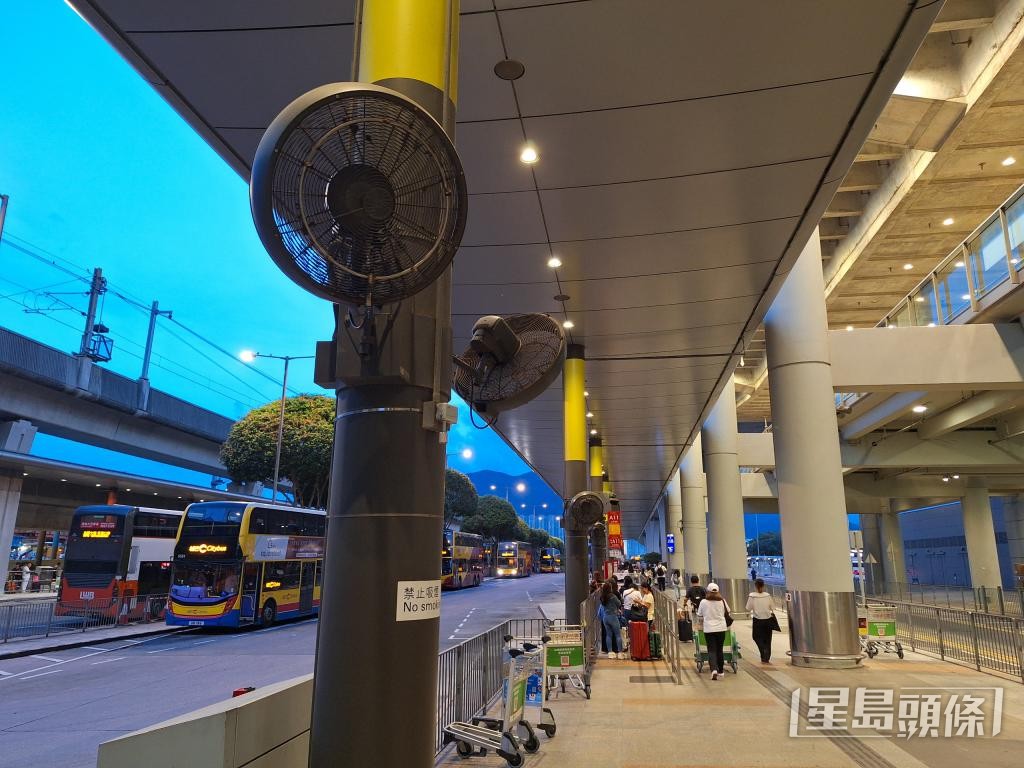 機場巴士站有多台冷霧風扇,據指依賴職員定期入水。 機場巴士站有多台冷霧風扇,據指依賴職員定期入水。