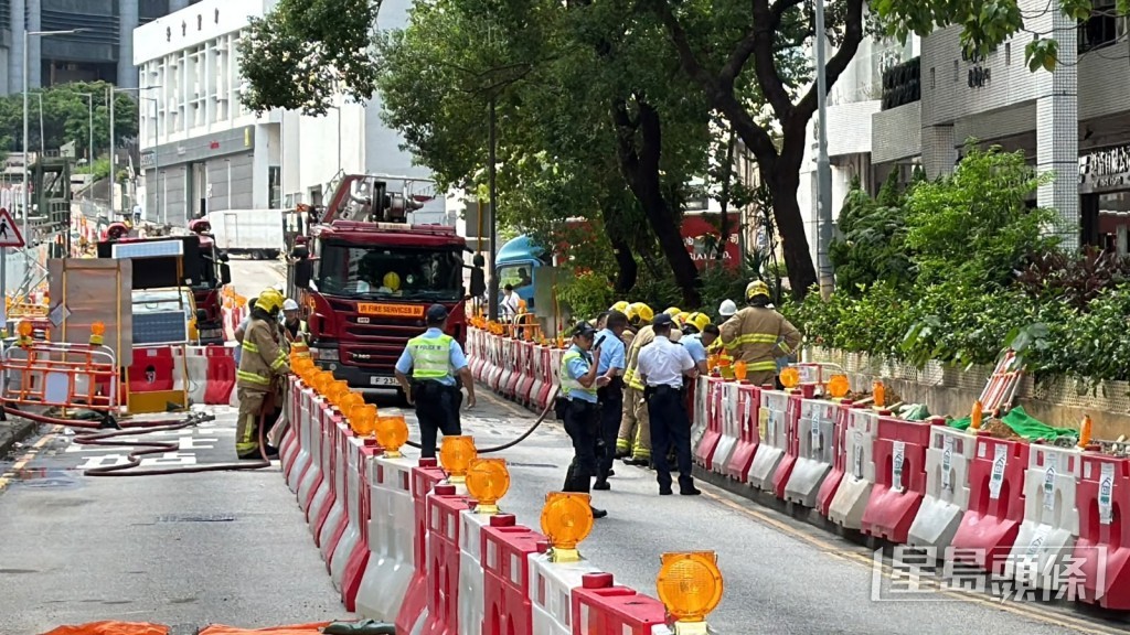 警員到場封路。劉漢權攝