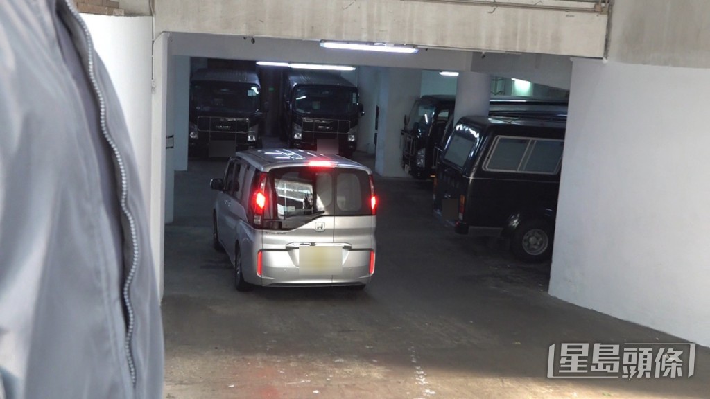 劉德華媽媽的保姆車直接駛入殯儀館停車場。 劉德華媽媽的保姆車直接駛入殯儀館停車場。