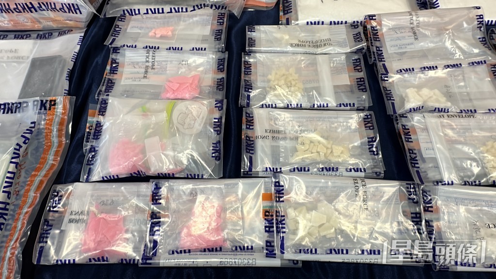 警方成功搗破一個毒品儲存倉及加工場,檢獲約3.6公斤懷疑霹靂可卡因。劉漢權攝 警方成功搗破一個毒品儲存倉及加工場,檢獲約3.6公斤懷疑霹靂可卡因。劉漢權攝