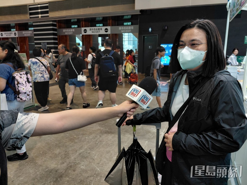 市民潘女士指,預計購買約一萬元的補充練習。 市民潘女士指,預計購買約一萬元的補充練習。