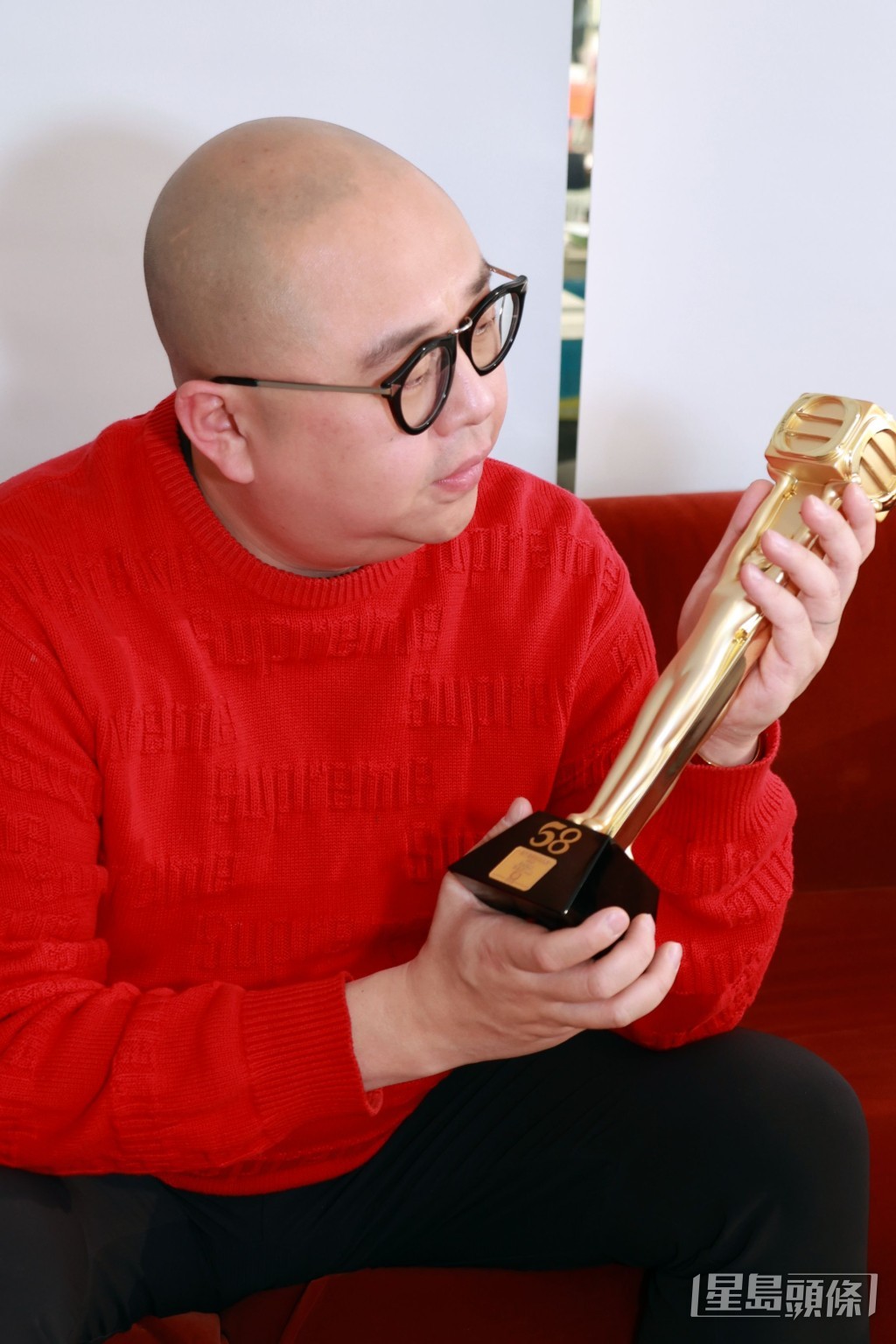 BOB手執獎項愛不釋手。