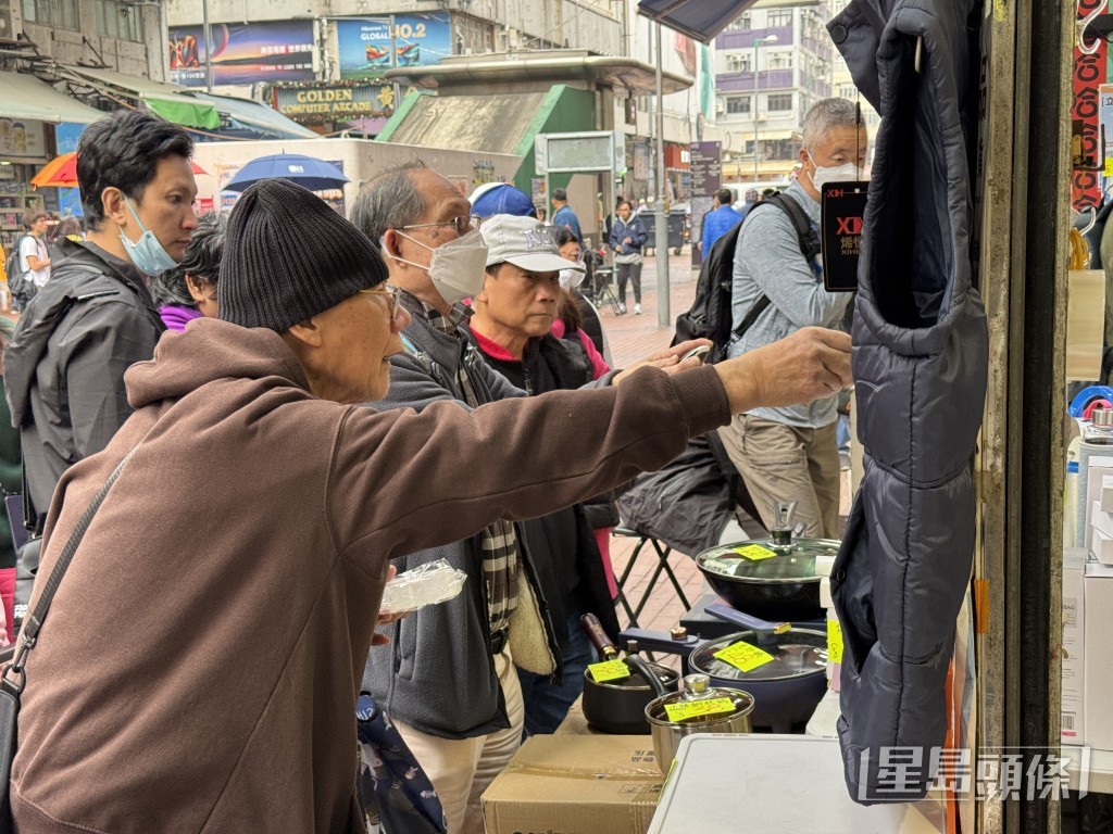 店門外時常有特價品吸引不少路人，尤其長者。陳俊豪攝