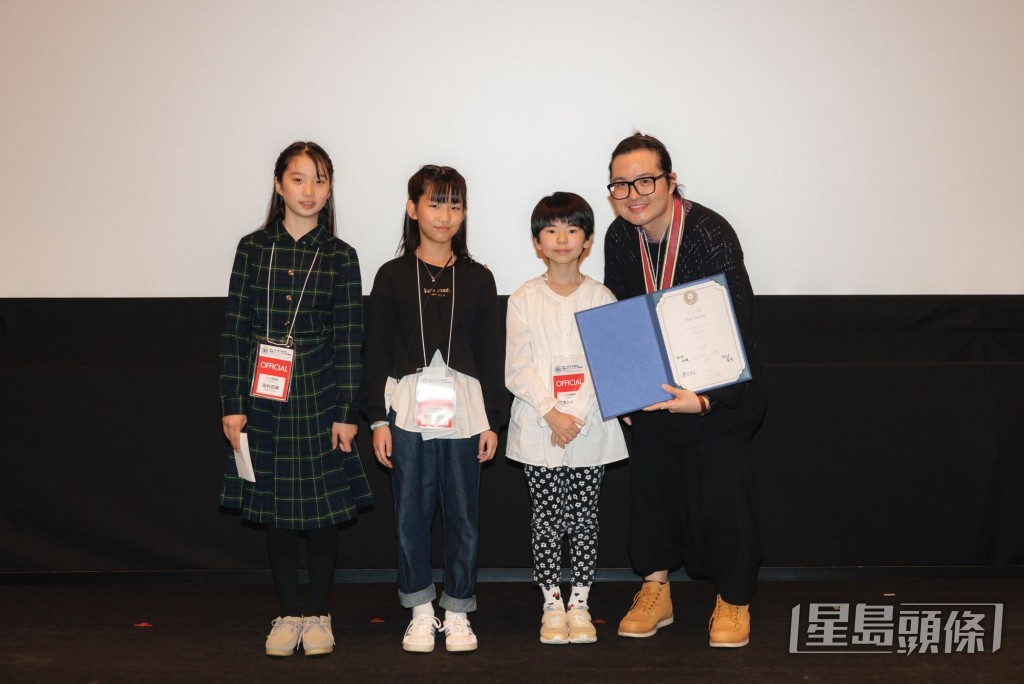 李嘉賢（右）難忘前年參加日本新千歲空港國際動畫節。 受訪者提供