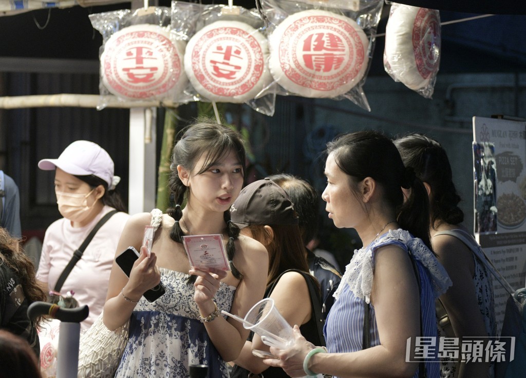 一年一度的長洲搶包山比賽,將於5月15日晚在長洲北帝廟遊樂場足球場進行決賽。資料圖片 一年一度的長洲搶包山比賽,將於5月15日晚在長洲北帝廟遊樂場足球場進行決賽。資料圖片