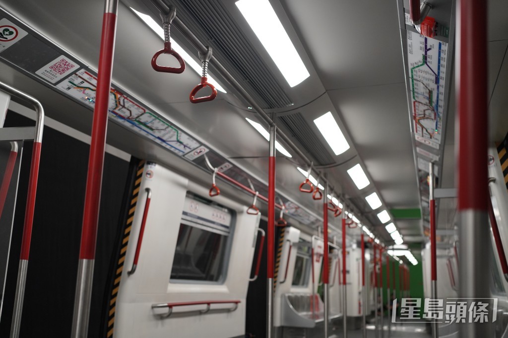 Renee說籌備時，坐了兩個多小時車，由荃灣線搭到港島線，拿著尺車去量度列車車門、企柱等的尺寸。