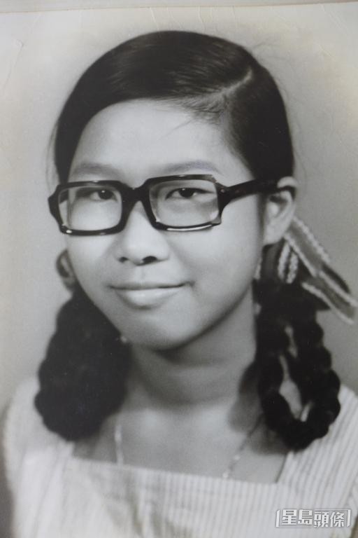少女時代的周嘉歡曾兩度離家出走，反抗父母要她輟學打工。