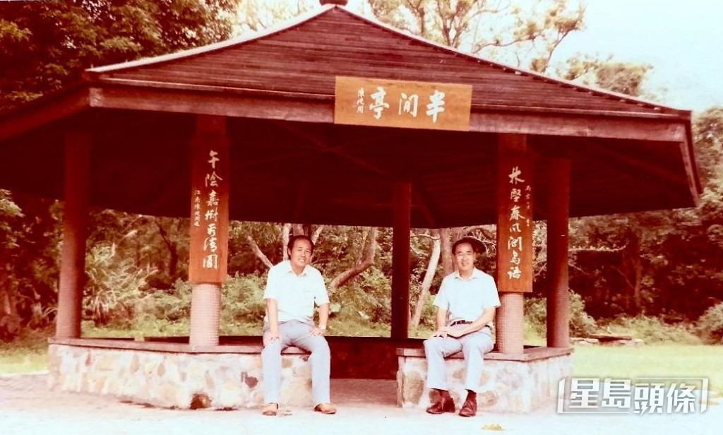 王福義跟亦師亦友的前上司饒玖才，於城門郊野公園半閒亭留影。