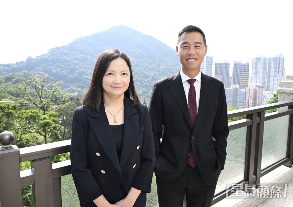 宏安鄧灝康(右)表示,料明年上半年樓價開始回暖,全年樓價將繼續有序地穩定上揚。旁為程德韻。 宏安鄧灝康(右)表示,料明年上半年樓價開始回暖,全年樓價將繼續有序地穩定上揚。旁為程德韻。