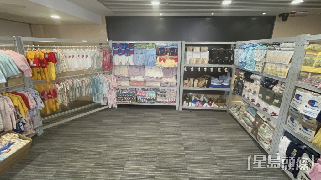 倉庫內大部分是童裝衣物。楊偉亨攝