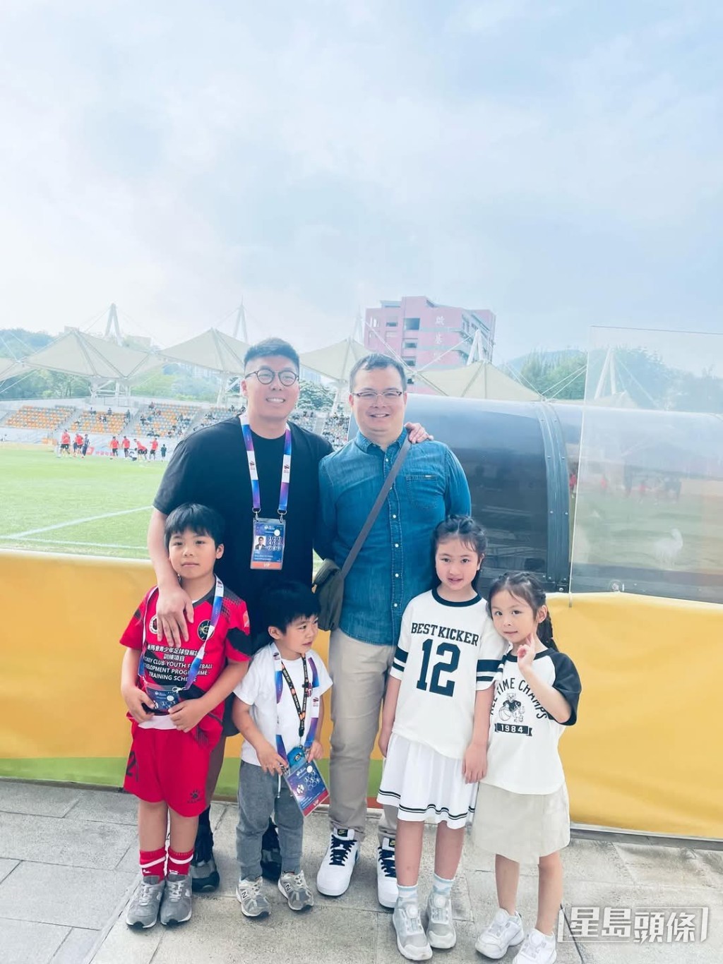 蕭煒忠在五一勞動節公眾假期和家人前往旺角大球場,支持他的好友黃焯添。 蕭煒忠在五一勞動節公眾假期和家人前往旺角大球場,支持他的好友黃焯添。