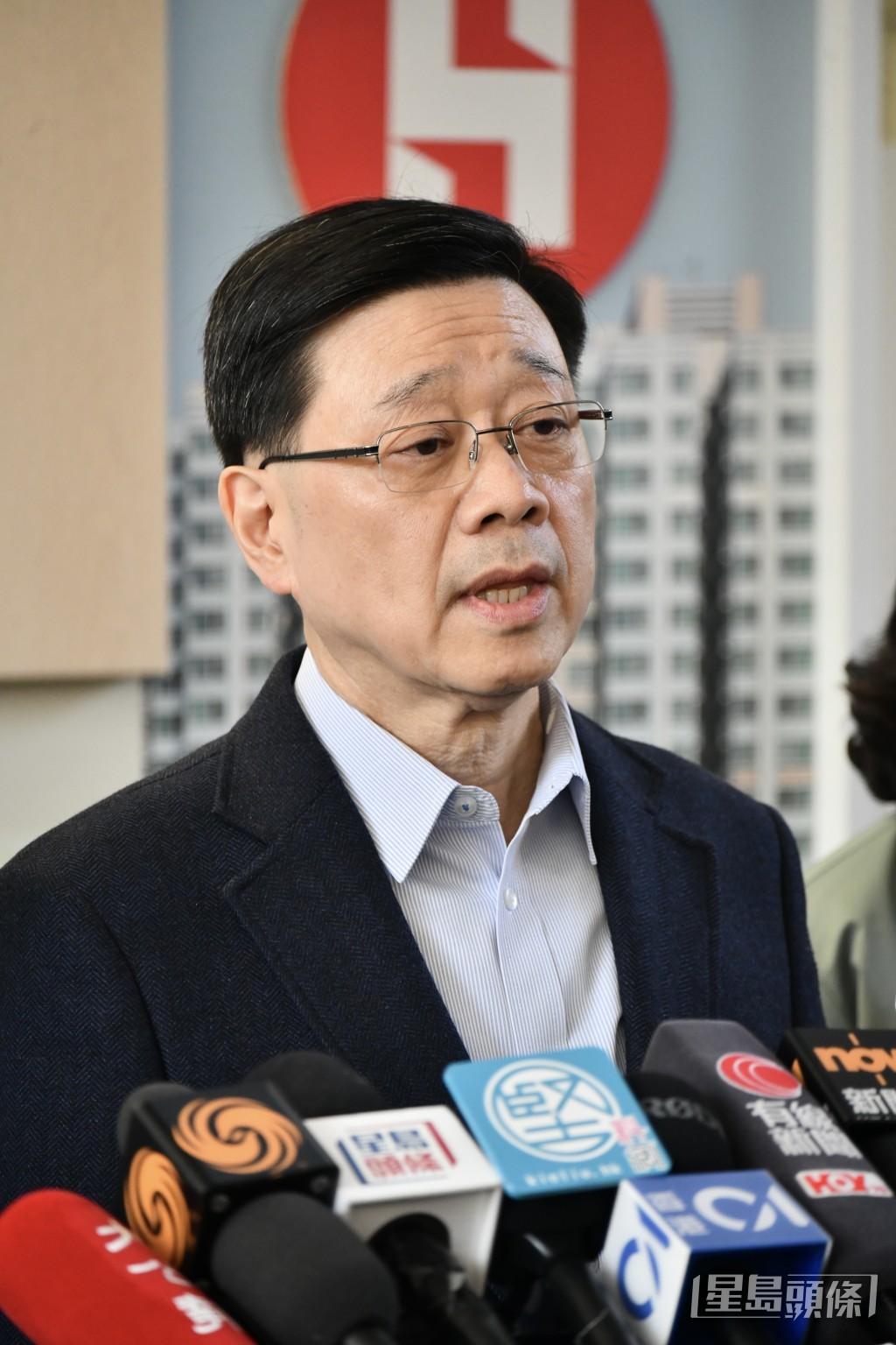 李家超表示已要求工作组在农历新年期间持续工作，马不停蹄地研究符合期望的方案。