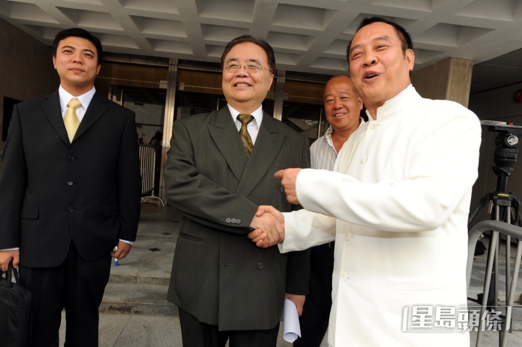 司徒法正與陳振聰的專家證人余若愚一同成為香港開埠以來,香港法院首次傳召作供的「風水專家」,令他風頭一時無兩! 司徒法正與陳振聰的專家證人余若愚一同成為香港開埠以來,香港法院首次傳召作供的「風水專家」,令他風頭一時無兩!