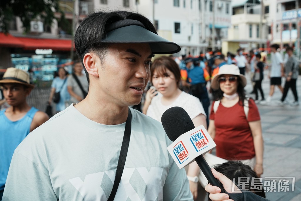 市民黎先生和女兒今日來到長洲觀看飄色巡遊。 市民黎先生和女兒今日來到長洲觀看飄色巡遊。