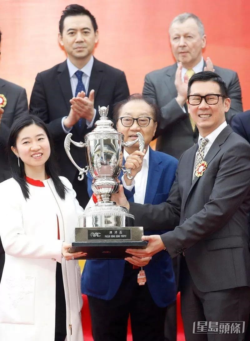 明寶婷的「醒目名駒」早年赢澳港盃，與爸爸明肇森上台領獎。