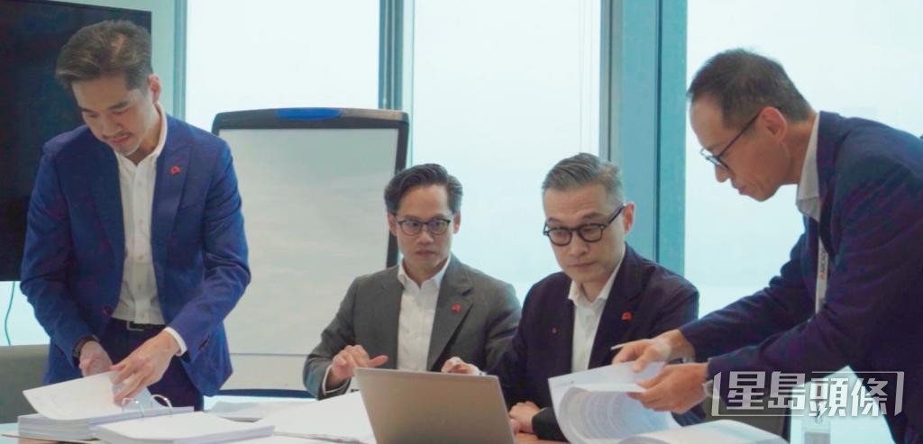 方劍豪(右二)及團隊為不同項目提供建築成本管理服務。 方劍豪(右二)及團隊為不同項目提供建築成本管理服務。