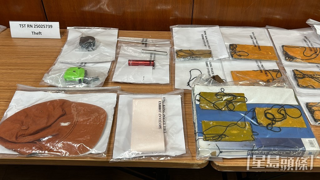 警方展示檢獲的證物。 警方展示檢獲的證物。