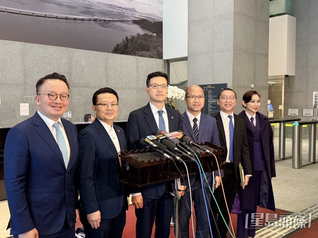 行政長官李家超今午(26日)舉行座談會,與港區全國人大代表及港區全國政協委員會面交流意見。 行政長官李家超今午(26日)舉行座談會,與港區全國人大代表及港區全國政協委員會面交流意見。
