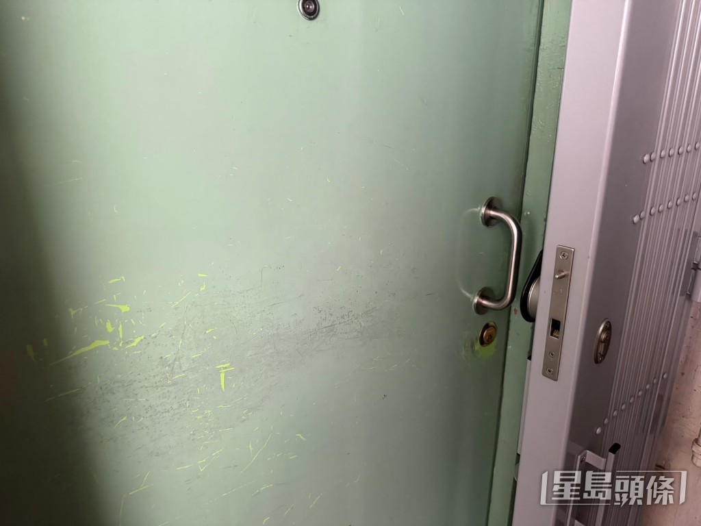 工聯會區議員陳安妮指,大窩口邨富華樓及富榮樓約300戶居民,長期受門鎖倒裝影響。 工聯會區議員陳安妮指,大窩口邨富華樓及富榮樓約300戶居民,長期受門鎖倒裝影響。