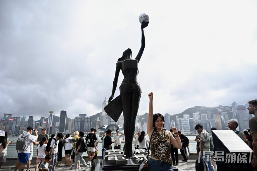 今年黃金周與中秋相連，帶動旅客數字增長。