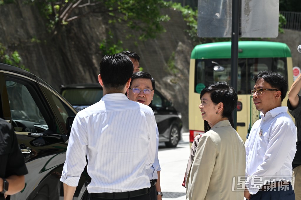 李家超離開彩興路簡約公屋。劉駿軒攝 李家超離開彩興路簡約公屋。劉駿軒攝