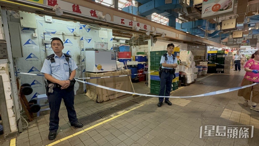 疑兇逃走至北河街街市一樓被制服,警員圍封調查。梁國峰攝 疑兇逃走至北河街街市一樓被制服,警員圍封調查。梁國峰攝