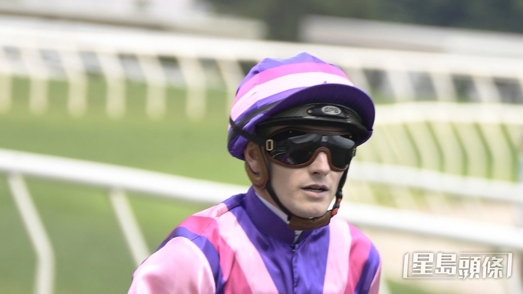 今朝「做好自己」同「好實力」課後霍宏聲走去烽火台揾呂健威傾談。