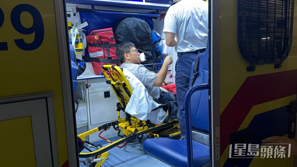 其中一名男職員流鼻血送院。梁國峰攝 其中一名男職員流鼻血送院。梁國峰攝