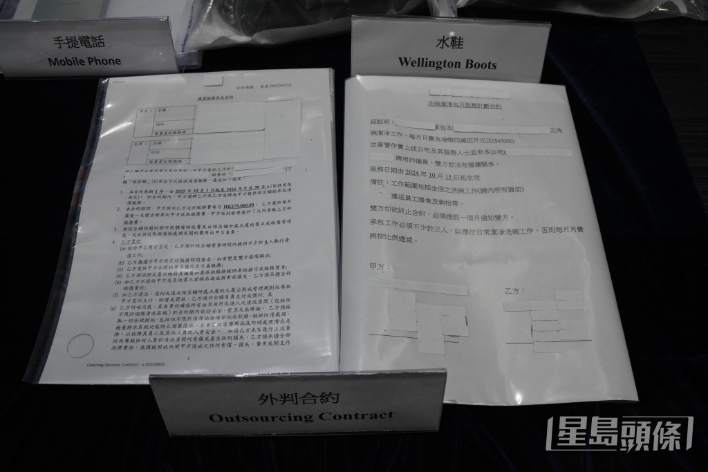 入境處展示檢獲的證物。楊偉亨攝