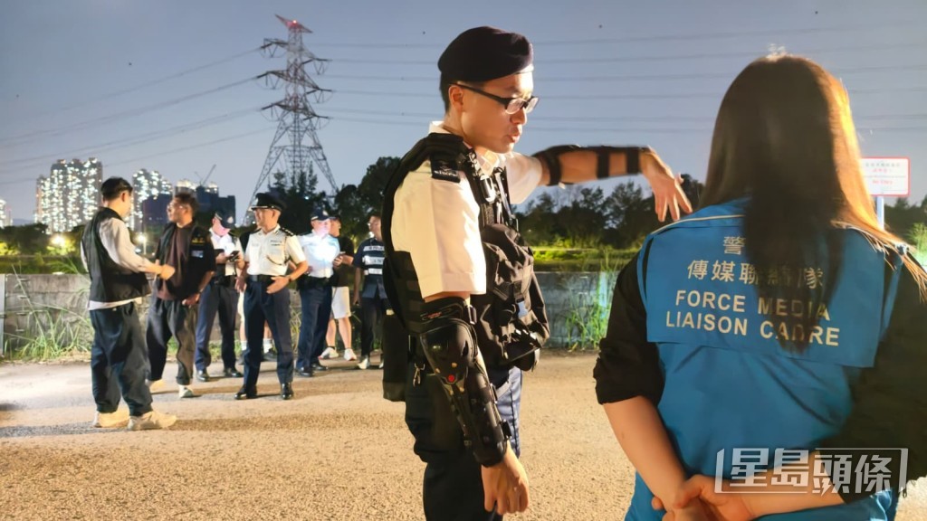 事發一日後,警員到場部署,全副裝備準備聯同漁護署捉狗。黃文威攝 事發一日後,警員到場部署,全副裝備準備聯同漁護署捉狗。黃文威攝